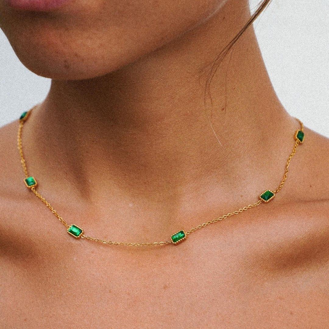 Apolline | Collier en chaîne dorée avec pierre verte