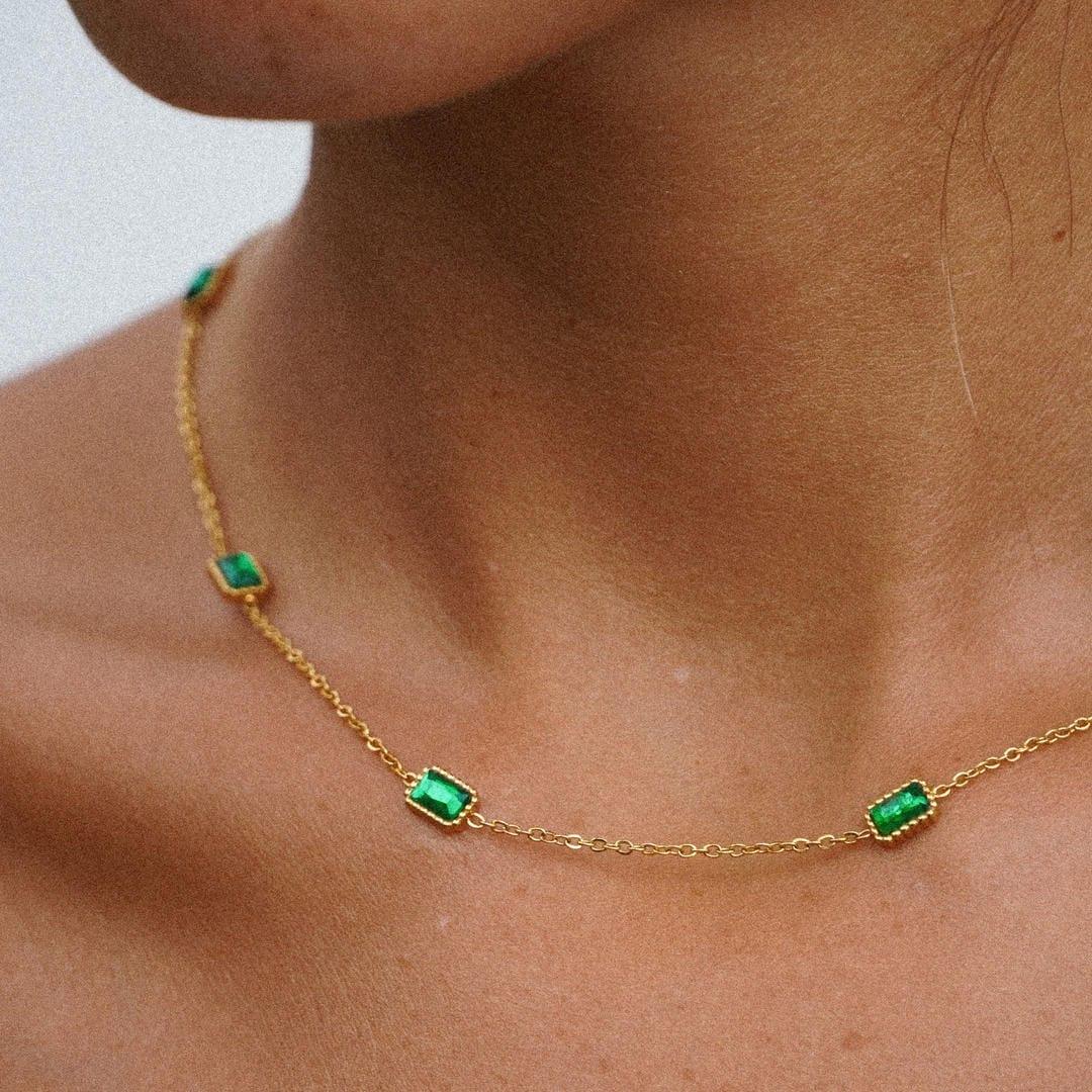 Apolline | Collier en chaîne dorée avec pierre verte